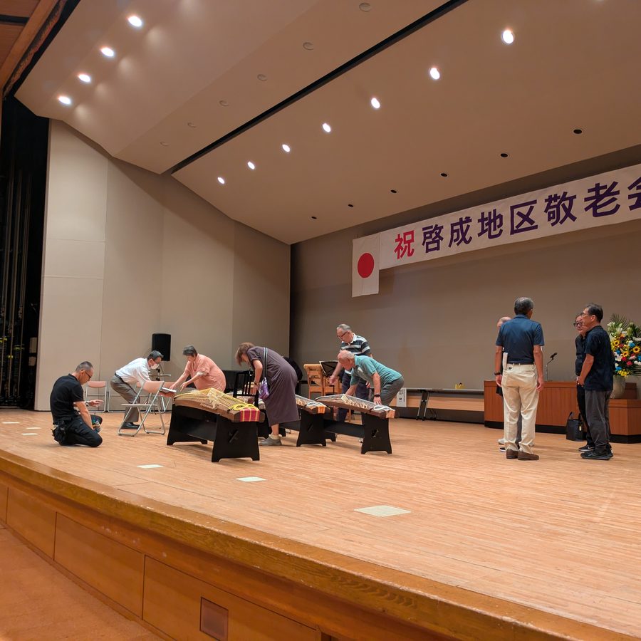 啓成地区敬老会での出演準備