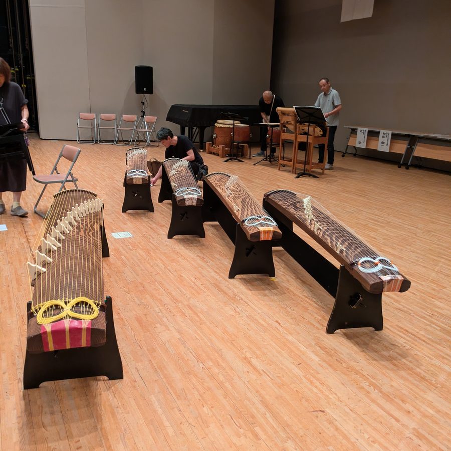 啓成地区敬老会での出演準備